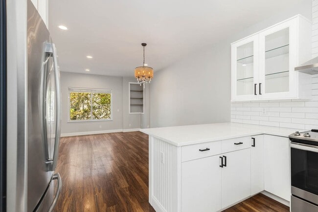 Building Photo - Lovely 3 Bedroom Townhome - Attached Garage