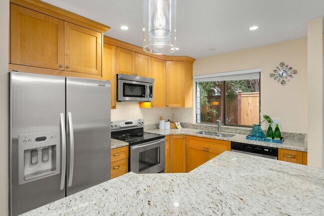 Building Photo - Fantastic location in the heart of downtown Kirkland!
