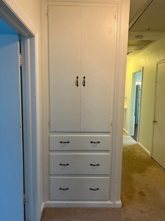 Building Photo - 405 Hemlock Dr SE