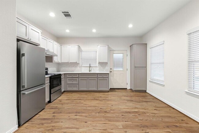 Building Photo - 1303 Aransas St