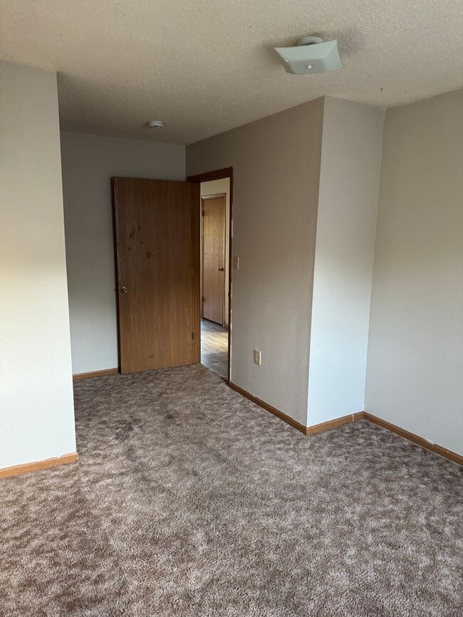 Building Photo - Ground Level 2 Bedroom Apartment w/ Washer...