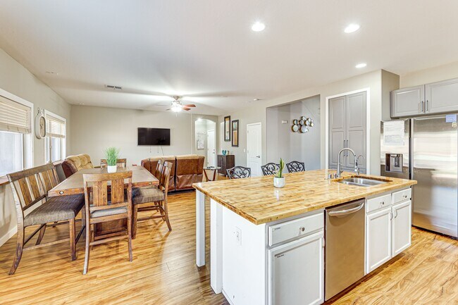 Building Photo - 3552 N Excalibur Pl