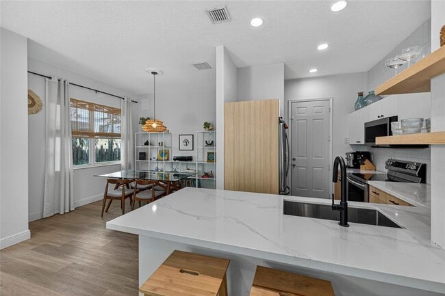 Building Photo - 15 NE 20th Ave