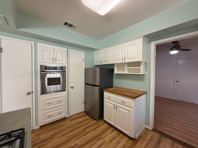 Building Photo - Large Ranch-Style Home in Vista