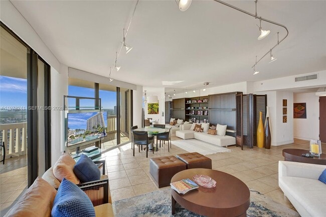 Building Photo - 2000 Island Blvd