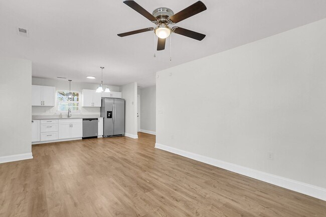 Building Photo - Beautiful 3/2 located in Central Mount Pleasant!