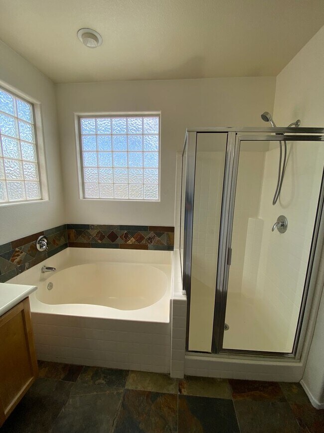 Building Photo - Beautiful 2 bed/2.5 bath home located in S...