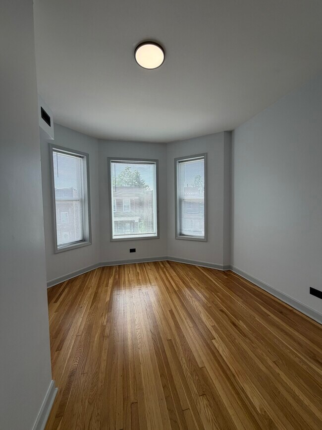 Building Photo - 358 E 70th Pl