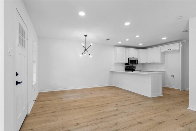 Building Photo - 910 Willow Dr