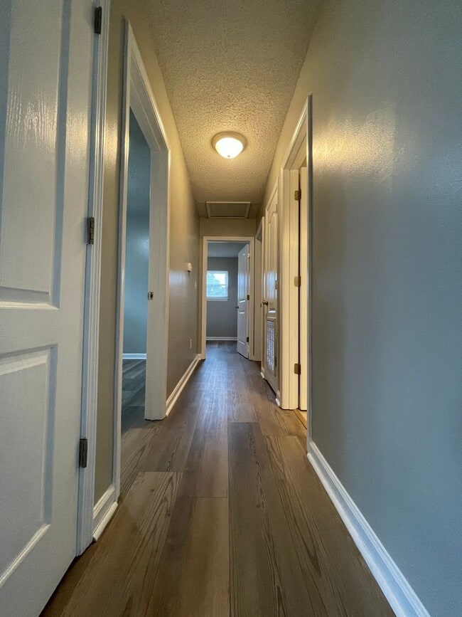 Building Photo - Inviting on Ivey!