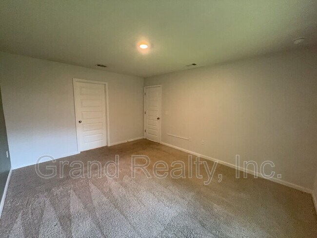 Building Photo - 5482 Peach Dr
