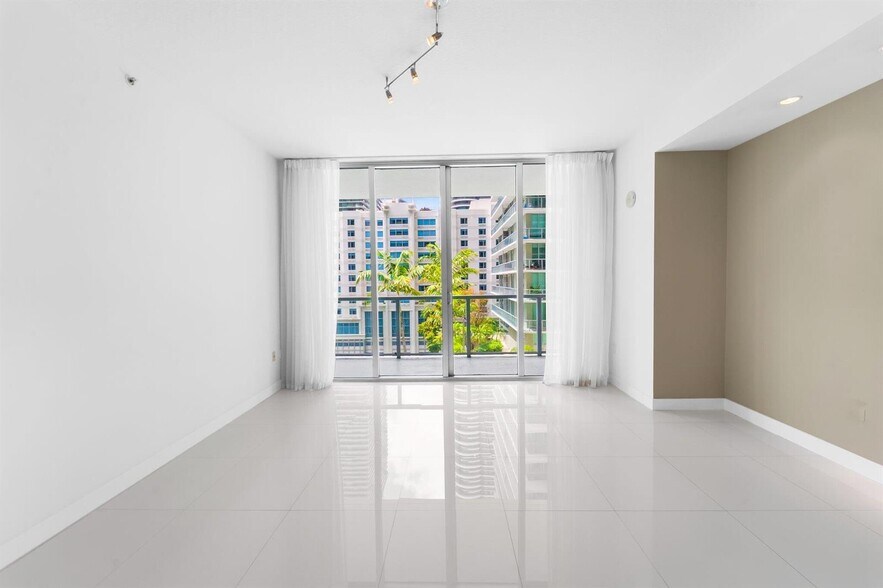 Building Photo - 1111 SW 1st Ave