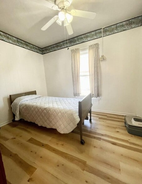 Building Photo - 806 E Loomis St