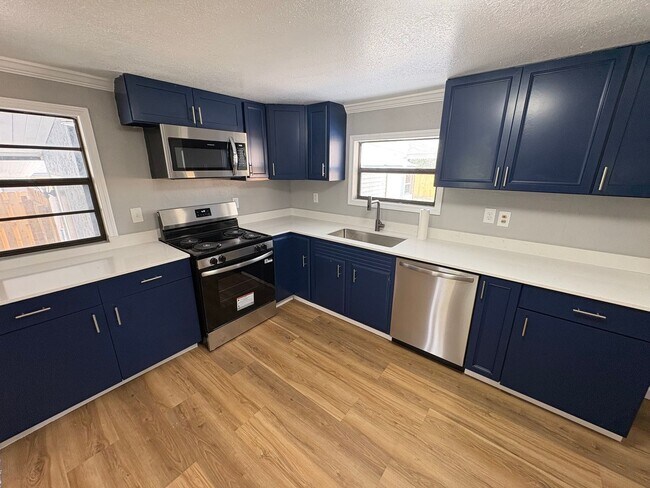 Building Photo - 2 Bed 1 Bath Single Family w/ Fenced Backyard