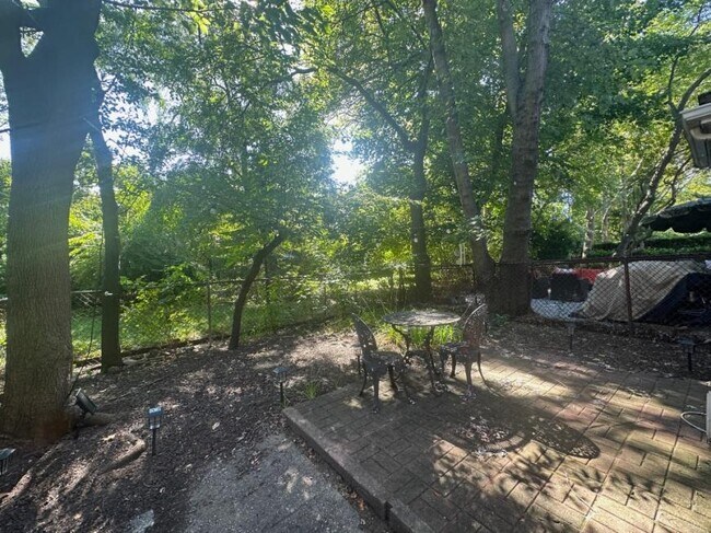 Building Photo - 2 bedroom in SUNNYSIDE NY 11104