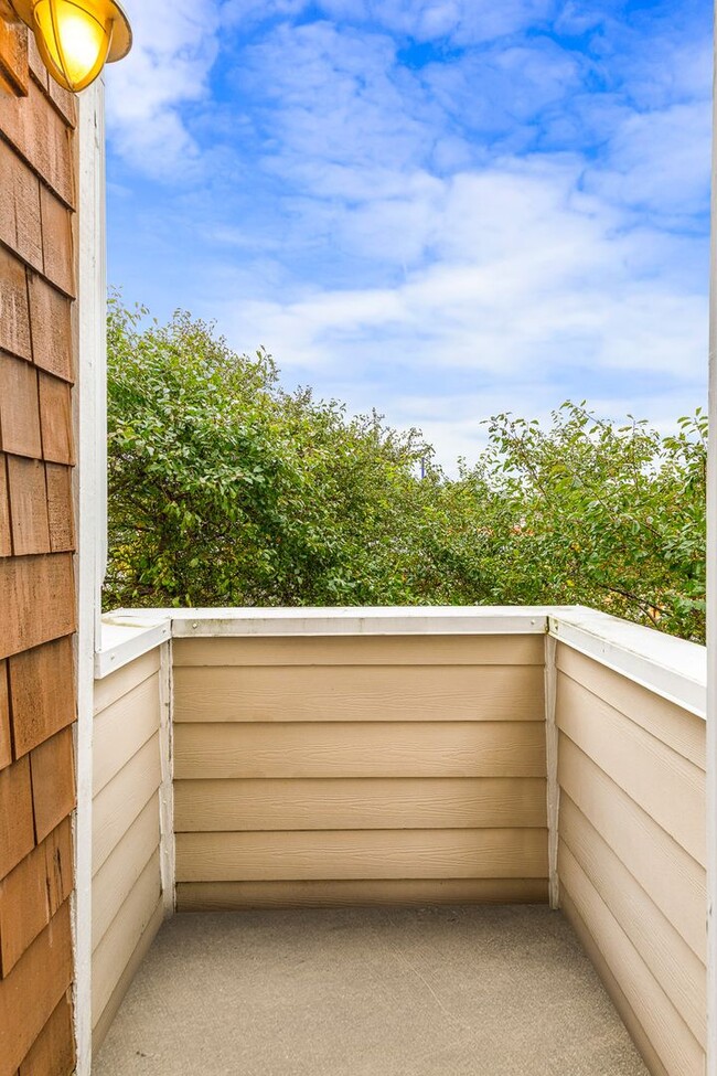 Building Photo - Lake City Townhouse 2 Bedroom 1.5 bath