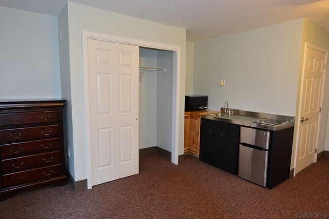 Building Photo - 13 1st St