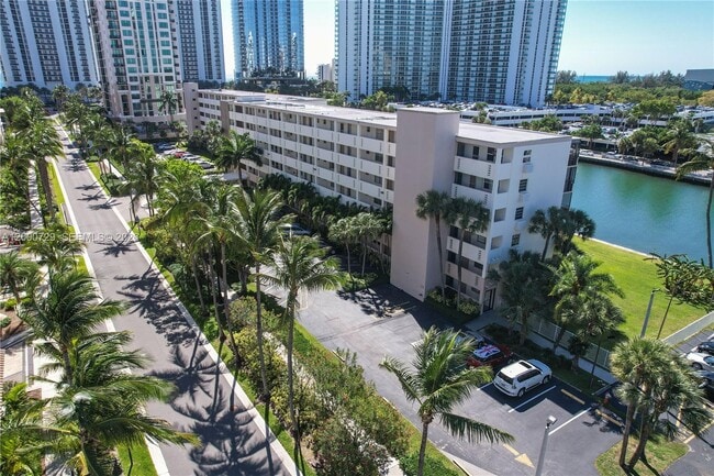 Building Photo - 220 Kings Point Dr
