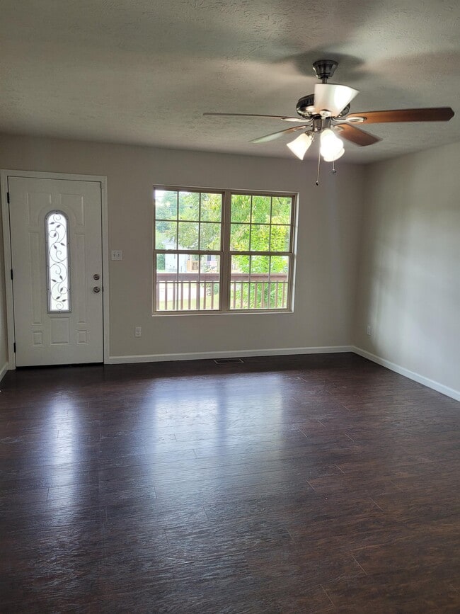 Building Photo - 2013 Paris Rd