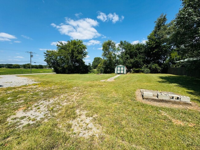 Building Photo - For Lease - 3 Bed, 1 Bath, 1150sqft Single...