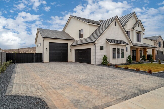 Building Photo - Gorgeous 5 bed | 3.5 bath |  Custom Home with RV Garage in Tonaquint!