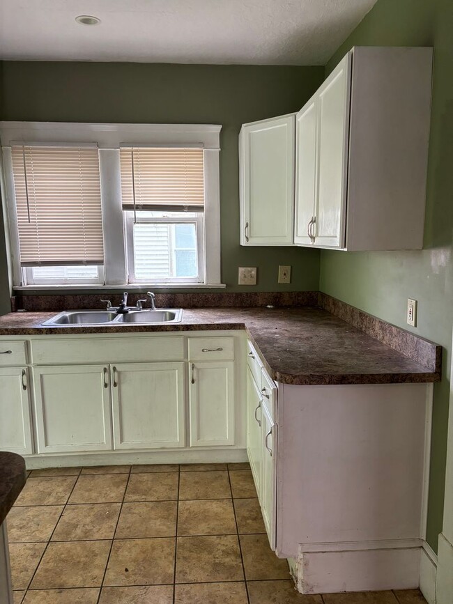 Building Photo - Section 8 Accepted! Spacious Newly Renovat...