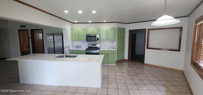 Building Photo - 485 N Shore Dr