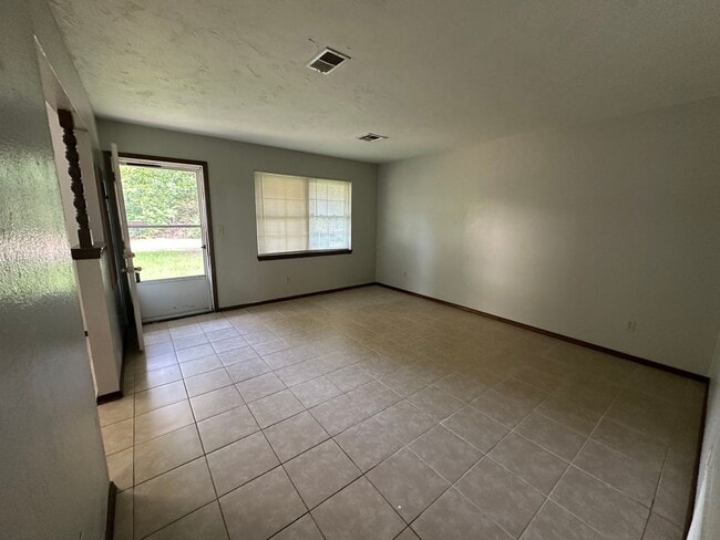Building Photo - 3 Bed, 1 1/2 Bath, 1 Car Garage