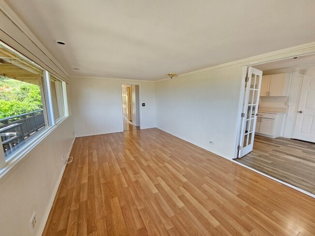 Building Photo - 1 bedroom 1 bath Apartment. NO parking. Upstairs unit.