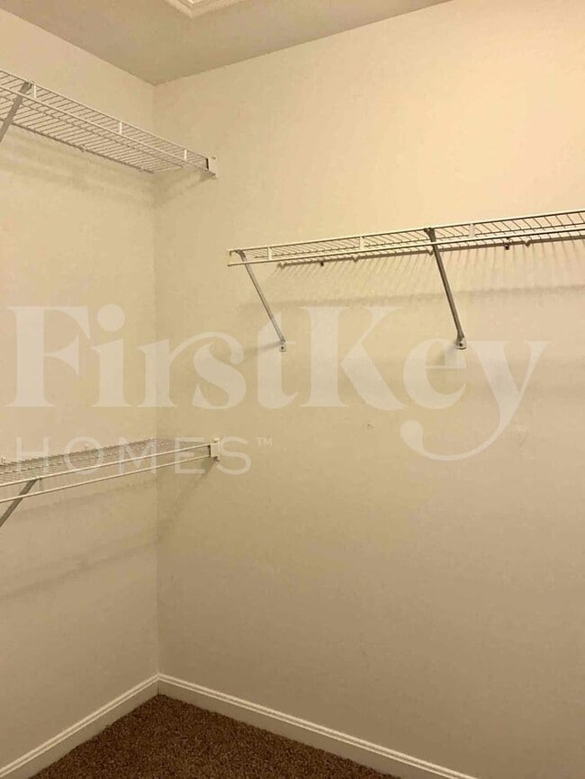 Building Photo - 6176 Fox Run Ln