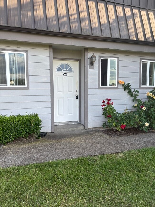 Building Photo - HALF OFF  1ST  FULL  MONTH'S  RENT   Pet-friendly Townhouse Near Parks and Downtown Newberg  Show...