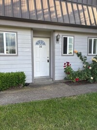 Building Photo - HALF OFF  1ST  FULL  MONTH'S  RENT   Pet-friendly Townhouse Near Parks and Downtown Newberg  Show...