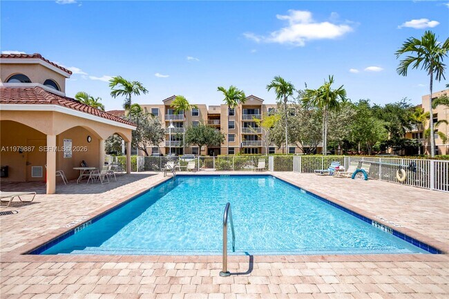 Building Photo - 529 E Sheridan St