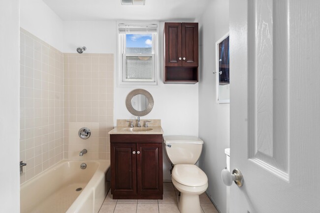 Building Photo - 31 E 40th St