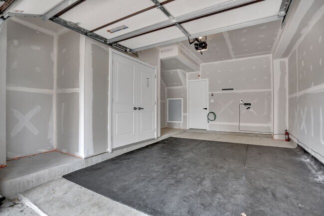 Building Photo - Luxury 4-Story Townhome with Rooftop Terrace!