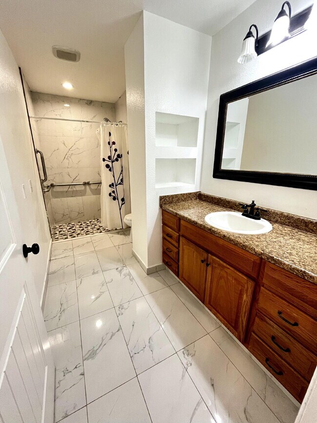 Building Photo - Secluded Puyallup Home with Full 2-Bedroom ADU and Panoramic City Views