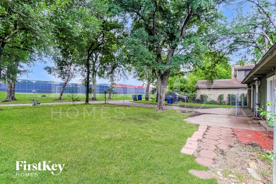 Building Photo - 3923 Treeline Dr