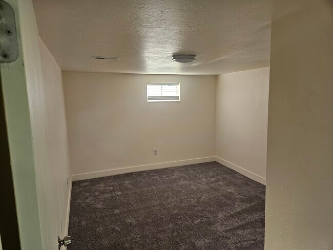 Building Photo - Roy Duplex