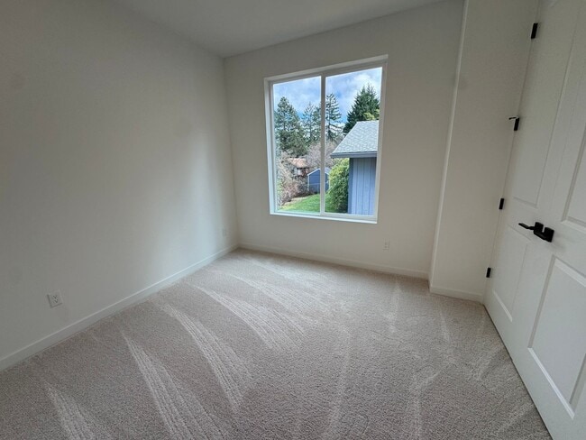 Building Photo - L0652