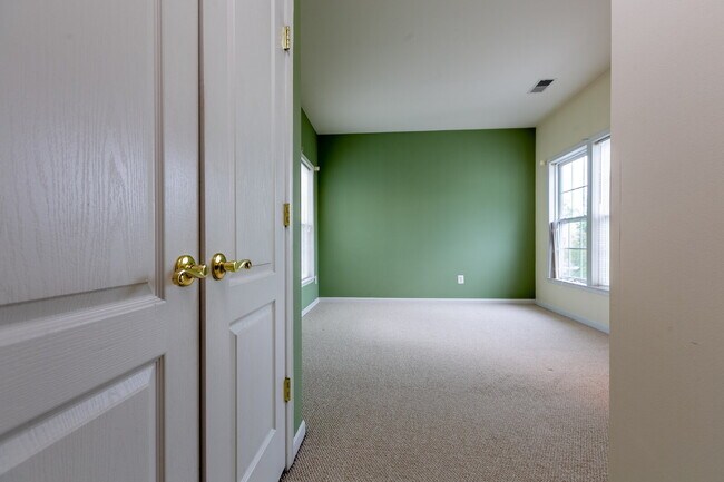 Building Photo - Spacious, Light-Filled Home in the Desirable Broadlands