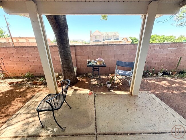 Building Photo - Snow Canyon Home!