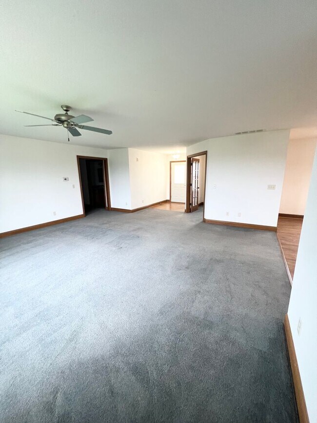 Building Photo - NEW LISTING! 3 Bedroom home