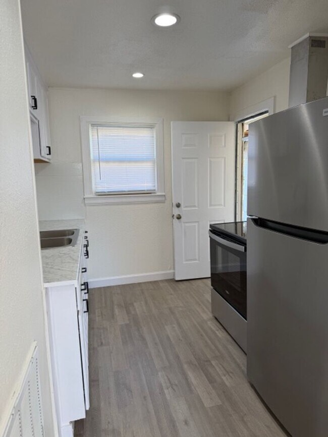 Building Photo - 1005 N 3rd St