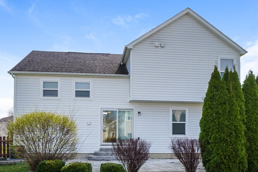 Building Photo - 255 Whitewater Ct