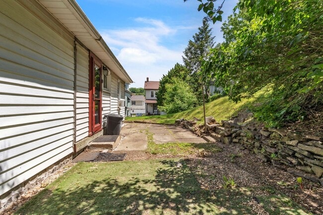 Building Photo - 2 Bed 1 Bath in Rochester, PA