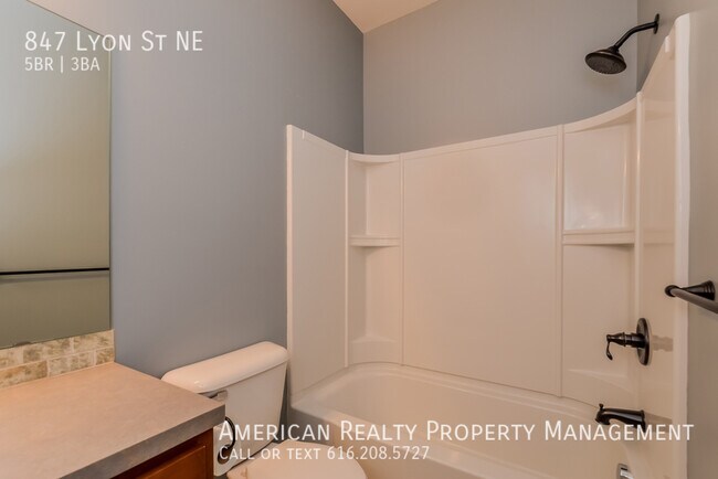 Building Photo - 847 Lyon St NE