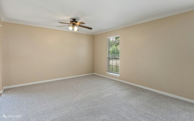 Building Photo - 10142 Carlsbad Dr