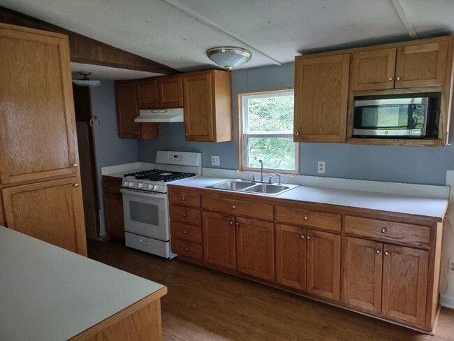 Building Photo - 572 Potter Woodberry Rd