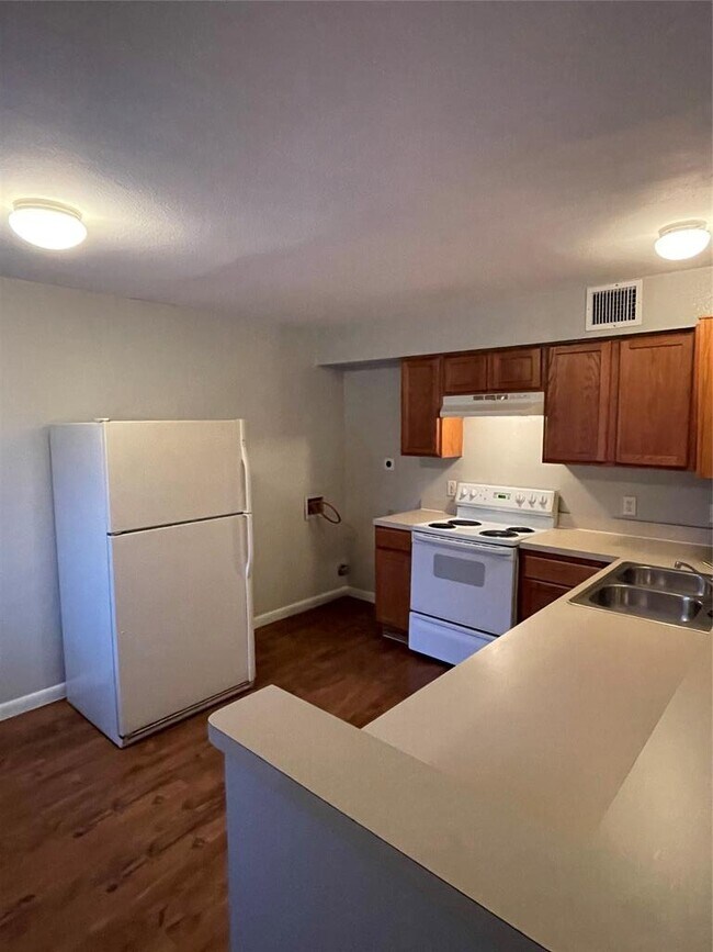 Building Photo - 7206 Twin Crest Dr