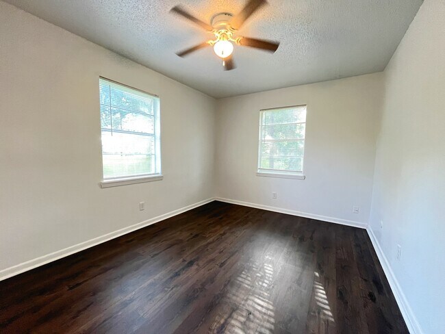Building Photo - 409 La Bradford Dr